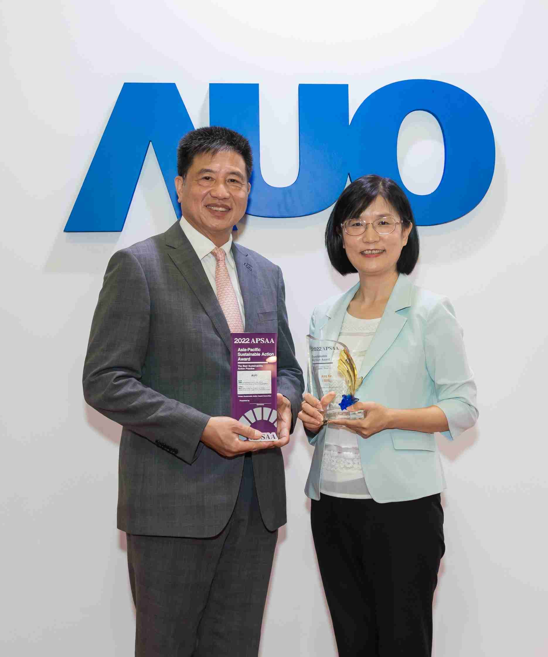 开云电子长期垫筑永续远景的基石，，，，透过ESG暨气候委员会逐步实践永续策略蓝图。。。。其中，，，，开云电子光电永续长古秀华带领团队、、制定中长期目标，，缔造多面向亮眼表现，，获得「顶尖永续长奖」的个人奖殊荣（左：开云电子光电董事长暨执行长彭双浪，，右：开云电子光电永续长古秀华）