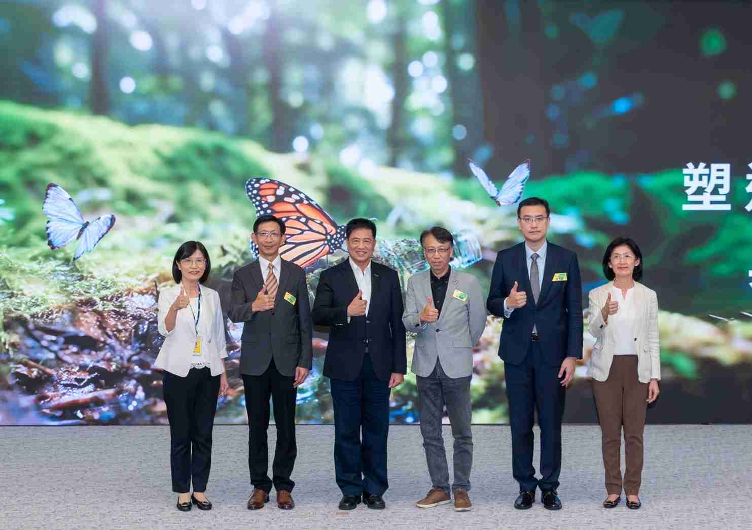 友達2023 CSR共榮大會，，邀請領域專家分享交流生物多樣性管理趨勢、、、無塑產品、、、、海廢永續塑料等議題  （圖左到右：友達光電永續長古秀華、、、、3M台灣技術長陳君杰、、友達光電董事長暨集團策略長彭双浪、、、、光寶科技企業永續發展處處長陳慶暉、、、安永聯合會計師事務所執業會計師曾于哲、、友達光電供應鏈總部副總經理吳宜芳）