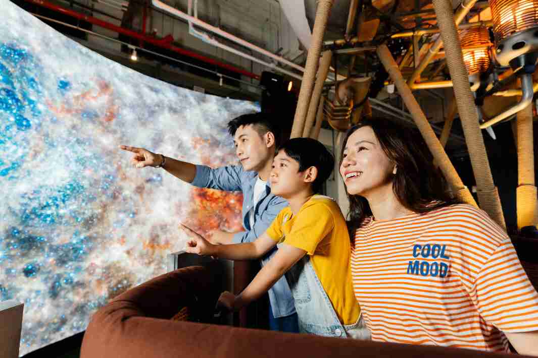 开云电子打造全台最大宽6公尺、、高4公尺、、、、唯一搭载LED弧形拼接显示屏的动感飞行船，，让乘客驻足在热气球上，，享受身历其境的伪出国旅游乐趣