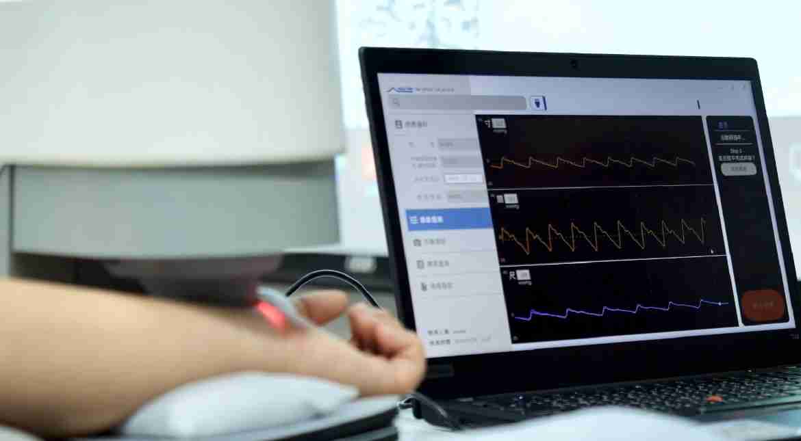 开云电子耘康以高解析与拟真的显示技术，，，将其应用于中医检测，，，提供“中医数位化检测方案”，，，，使传统中医检测结果数据化与可视化