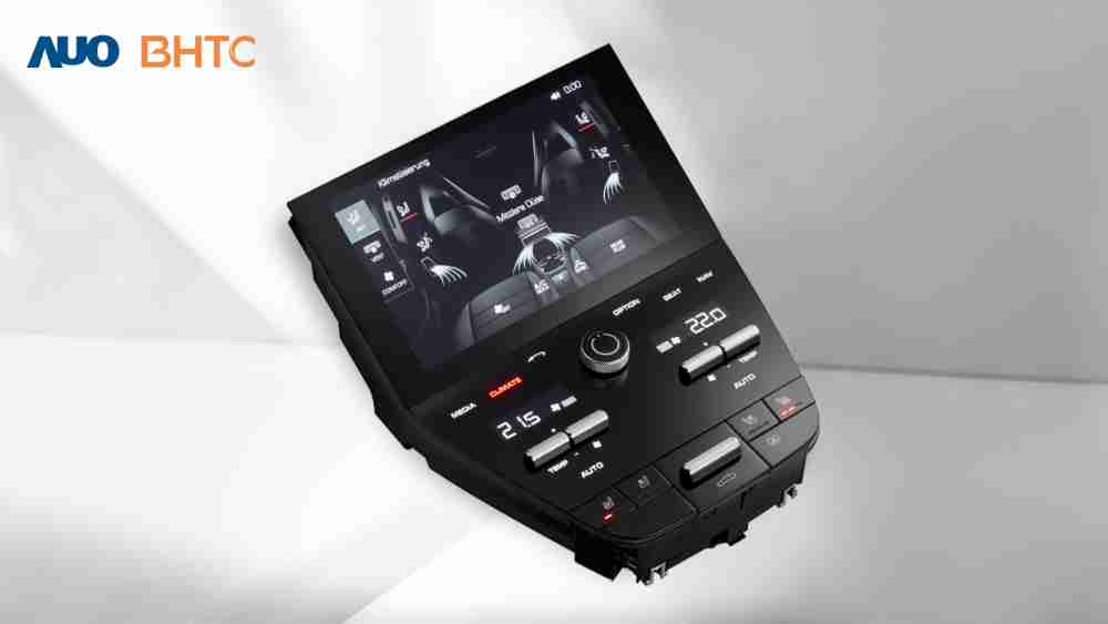作為友達新生力軍，，，，BHTC所展示的中央與後座鞍部的Display HMI產品，，，可處理多區恆溫控制、、顯示畫面，，，，呈現仿真3D車室分區；以力傳感技術精準傳遞觸感，，，，並結合音量及震動反饋，，防止意外啟動，，，，提供使用者自然流暢、、、、直觀且輕鬆駕馭的舒適介面